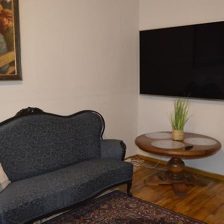 Unique Spacious Classic 3 Bedroom Midtown Apartment ! Billiard Room ! リガ エクステリア 写真