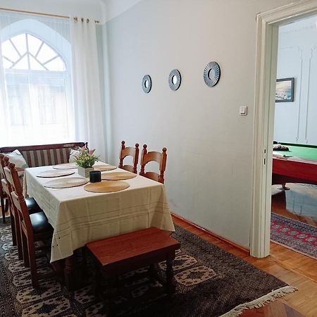 Unique Spacious Classic 3 Bedroom Midtown Apartment ! Billiard Room ! リガ エクステリア 写真