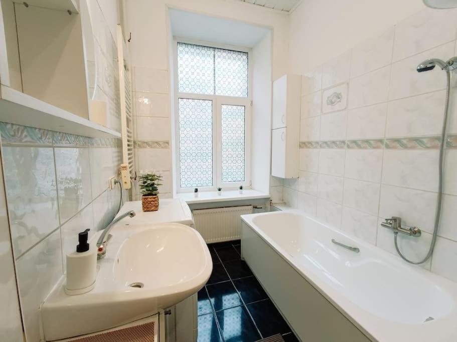 Unique Spacious Classic 3 Bedroom Midtown Apartment ! Billiard Room ! リガ エクステリア 写真