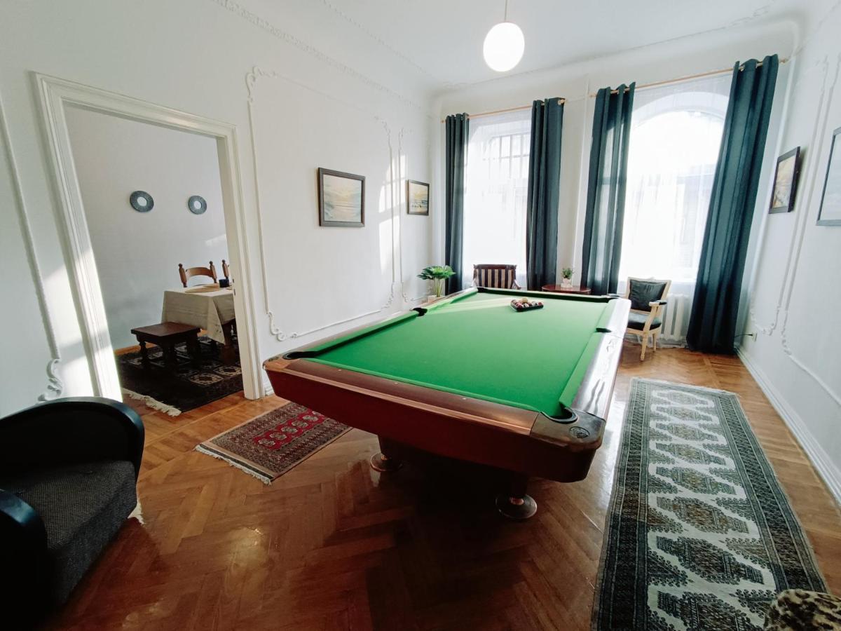 Unique Spacious Classic 3 Bedroom Midtown Apartment ! Billiard Room ! リガ エクステリア 写真
