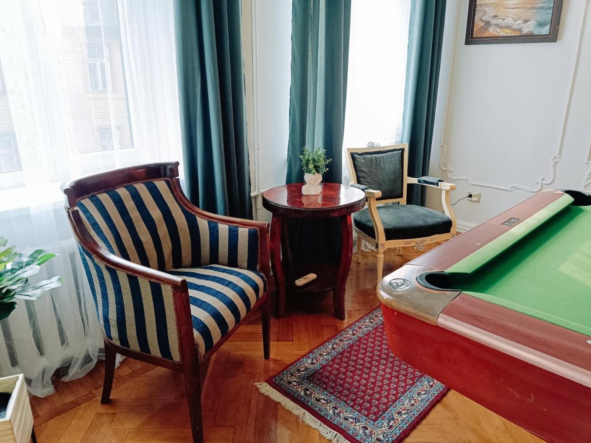 Unique Spacious Classic 3 Bedroom Midtown Apartment ! Billiard Room ! リガ エクステリア 写真