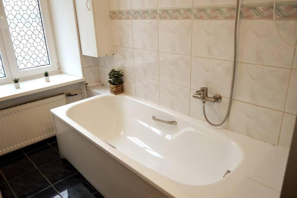 Unique Spacious Classic 3 Bedroom Midtown Apartment ! Billiard Room ! リガ エクステリア 写真