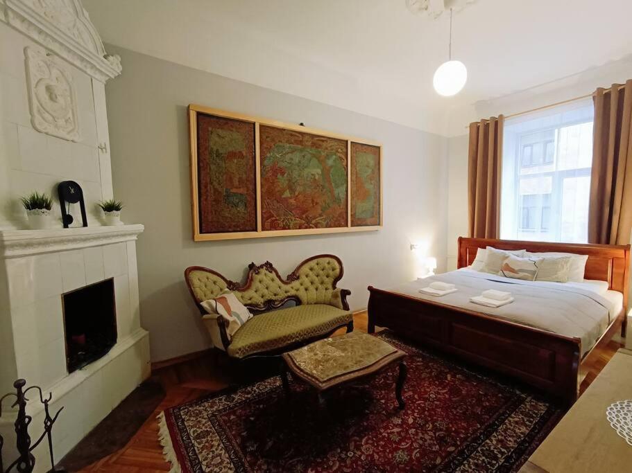 Unique Spacious Classic 3 Bedroom Midtown Apartment ! Billiard Room ! リガ エクステリア 写真