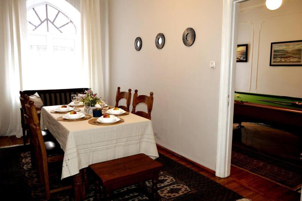 Unique Spacious Classic 3 Bedroom Midtown Apartment ! Billiard Room ! リガ エクステリア 写真