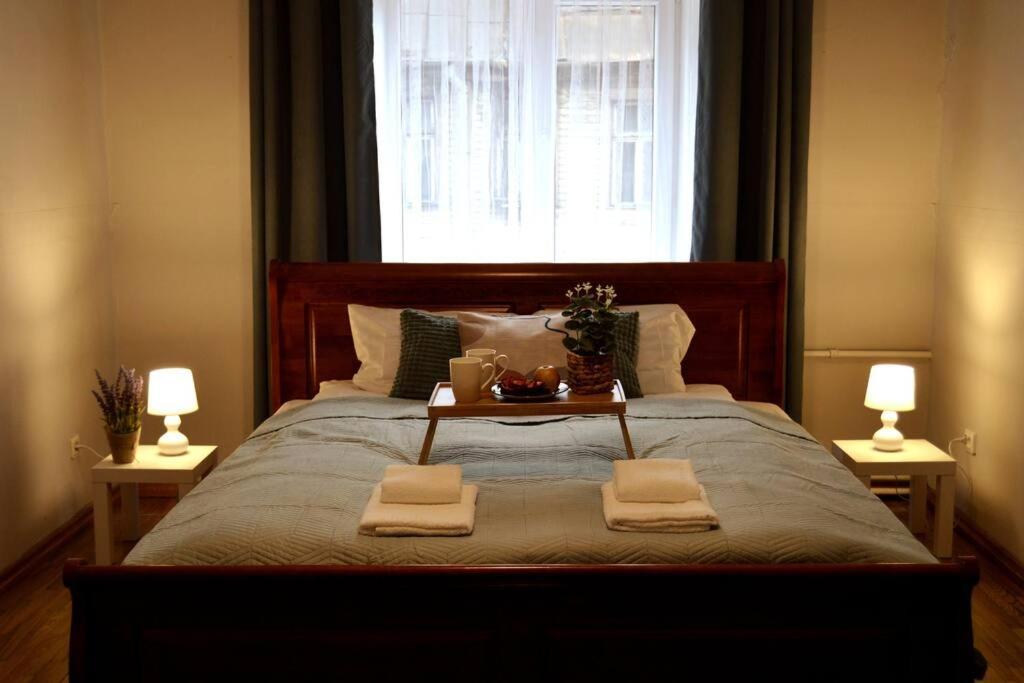 Unique Spacious Classic 3 Bedroom Midtown Apartment ! Billiard Room ! リガ エクステリア 写真