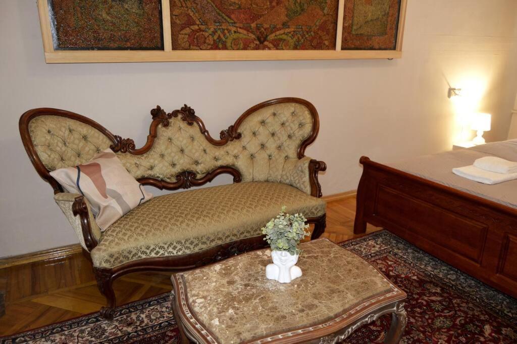 Unique Spacious Classic 3 Bedroom Midtown Apartment ! Billiard Room ! リガ エクステリア 写真