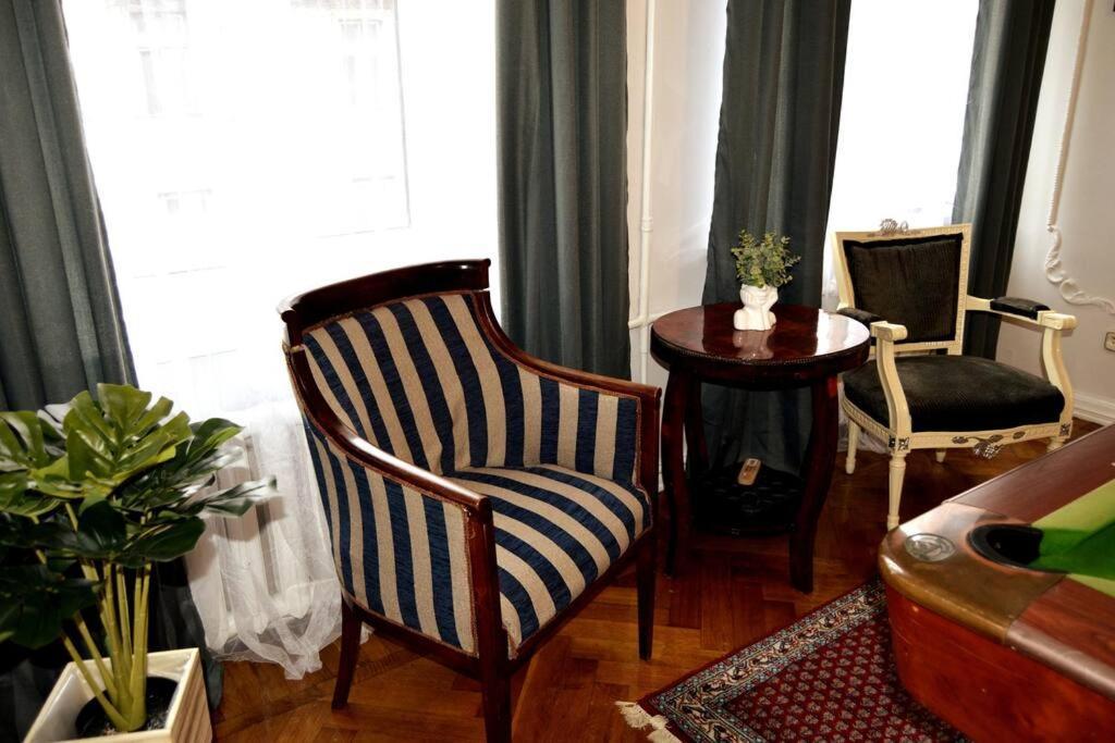 Unique Spacious Classic 3 Bedroom Midtown Apartment ! Billiard Room ! リガ エクステリア 写真