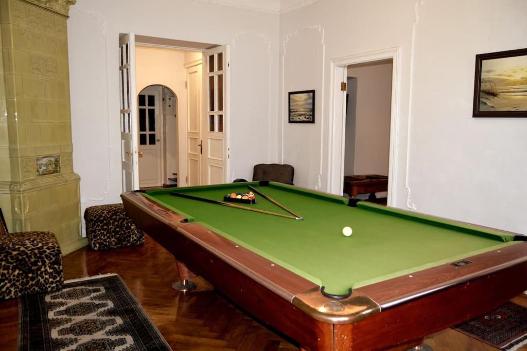 Unique Spacious Classic 3 Bedroom Midtown Apartment ! Billiard Room ! リガ エクステリア 写真