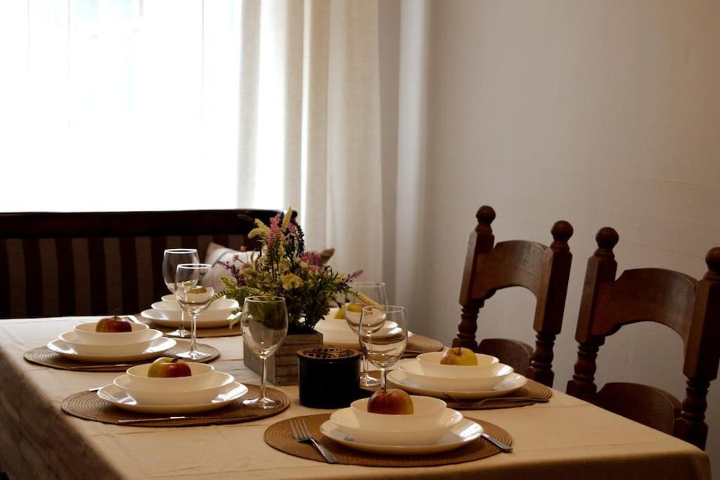Unique Spacious Classic 3 Bedroom Midtown Apartment ! Billiard Room ! リガ エクステリア 写真