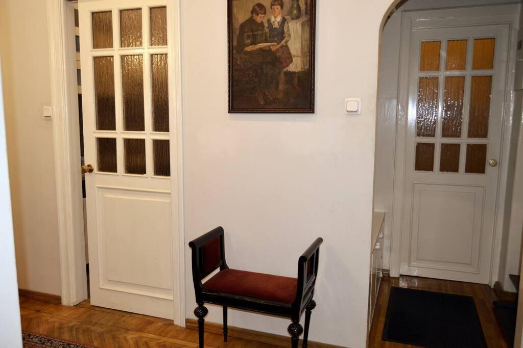 Unique Spacious Classic 3 Bedroom Midtown Apartment ! Billiard Room ! リガ エクステリア 写真