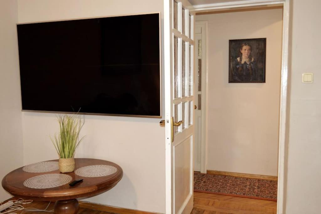 Unique Spacious Classic 3 Bedroom Midtown Apartment ! Billiard Room ! リガ エクステリア 写真