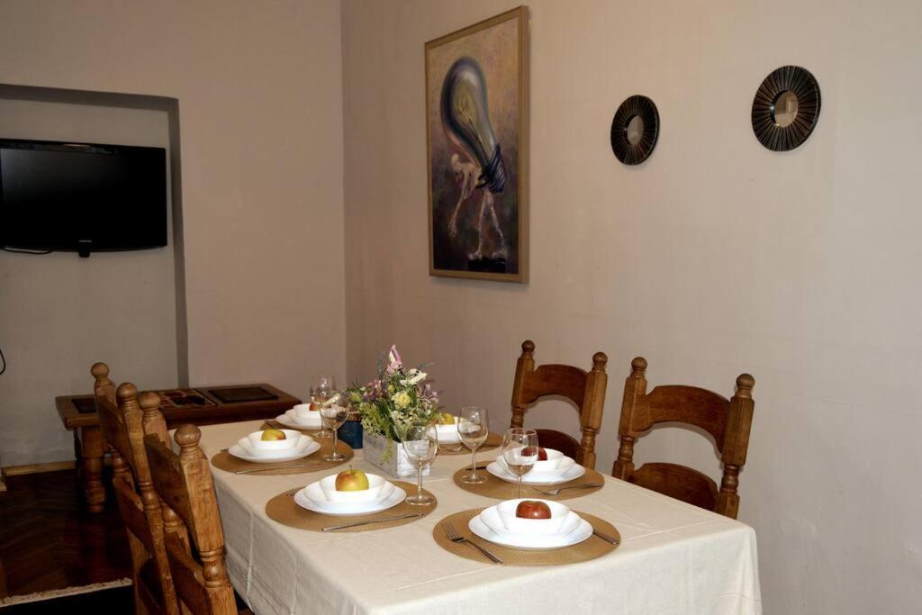 Unique Spacious Classic 3 Bedroom Midtown Apartment ! Billiard Room ! リガ エクステリア 写真