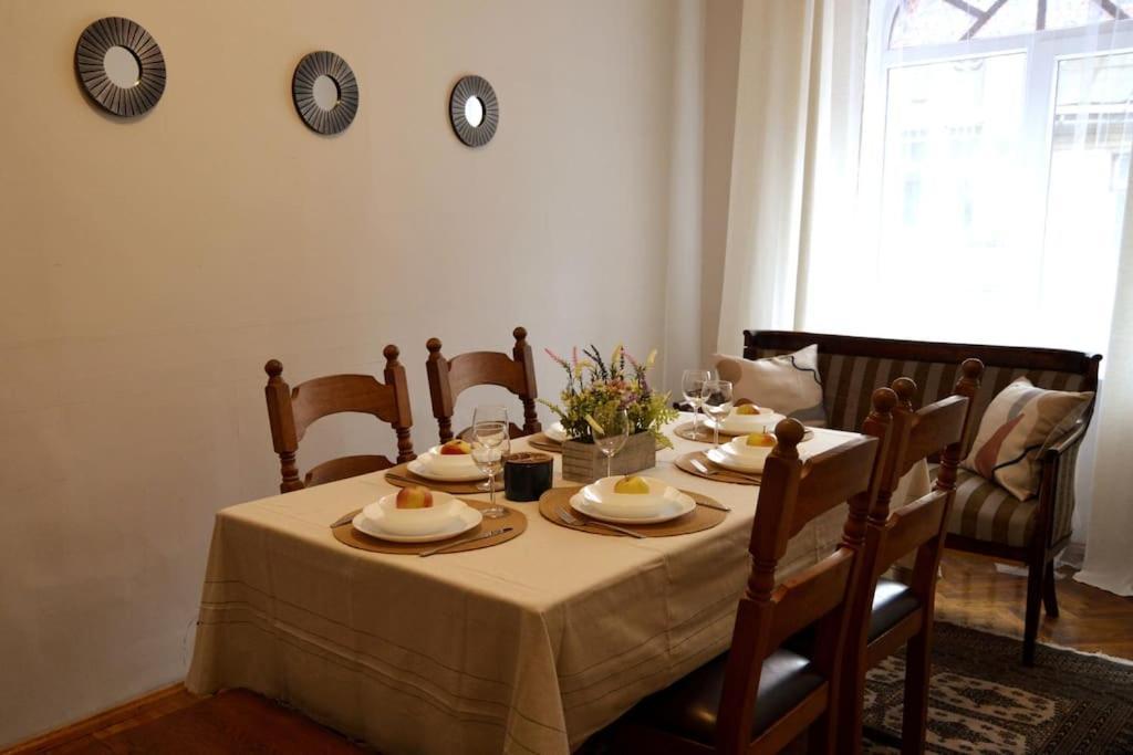 Unique Spacious Classic 3 Bedroom Midtown Apartment ! Billiard Room ! リガ エクステリア 写真