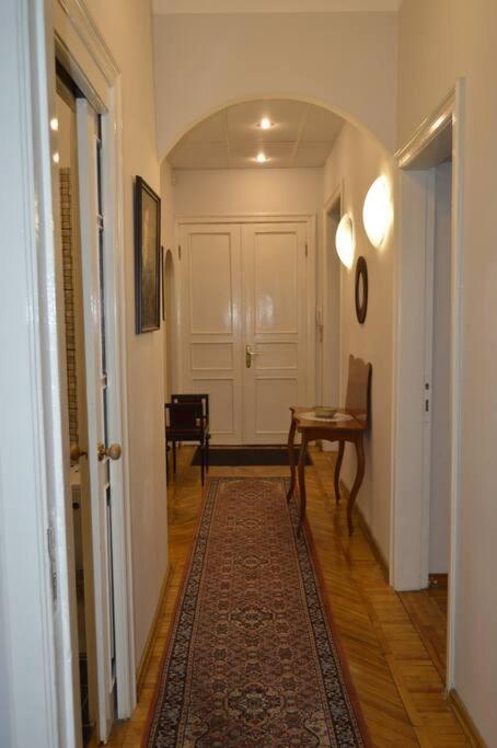 Unique Spacious Classic 3 Bedroom Midtown Apartment ! Billiard Room ! リガ エクステリア 写真