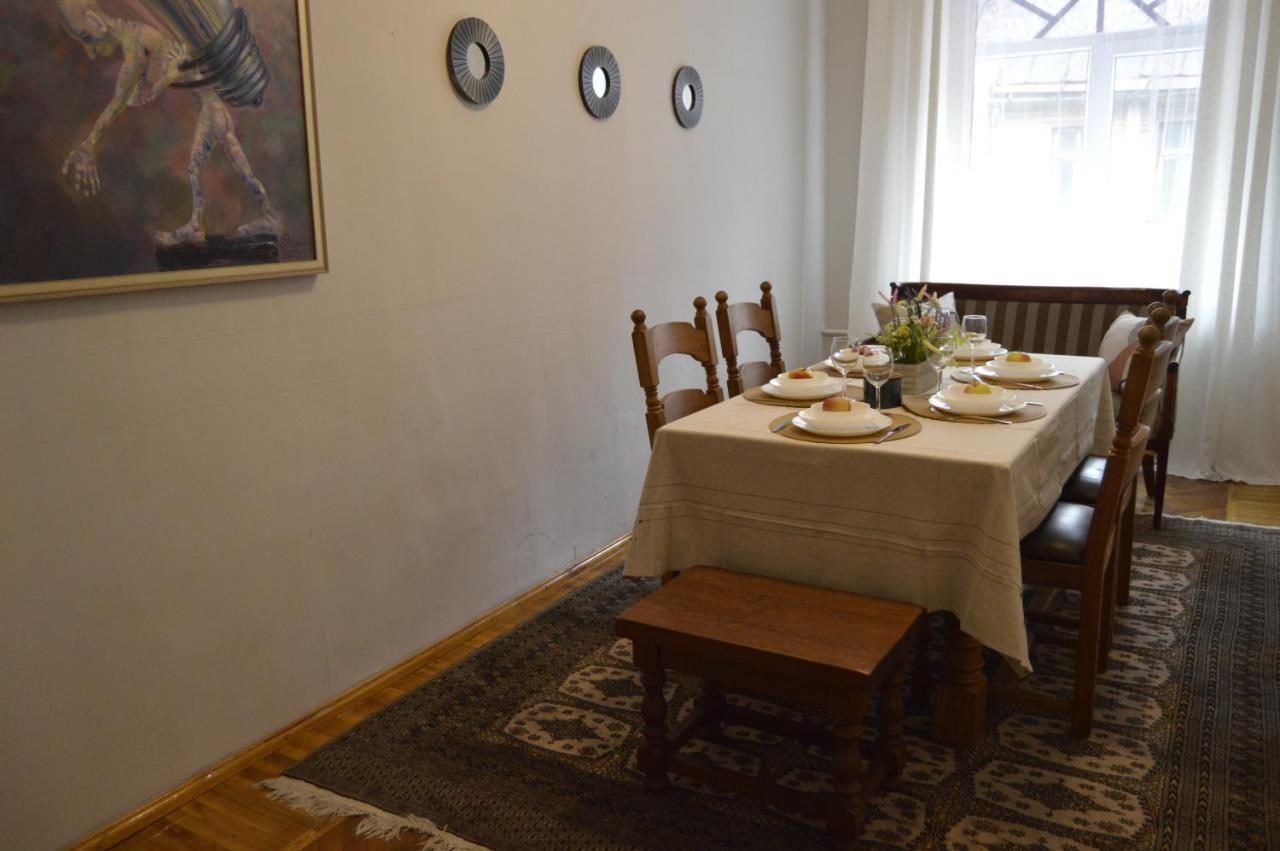 Unique Spacious Classic 3 Bedroom Midtown Apartment ! Billiard Room ! リガ エクステリア 写真