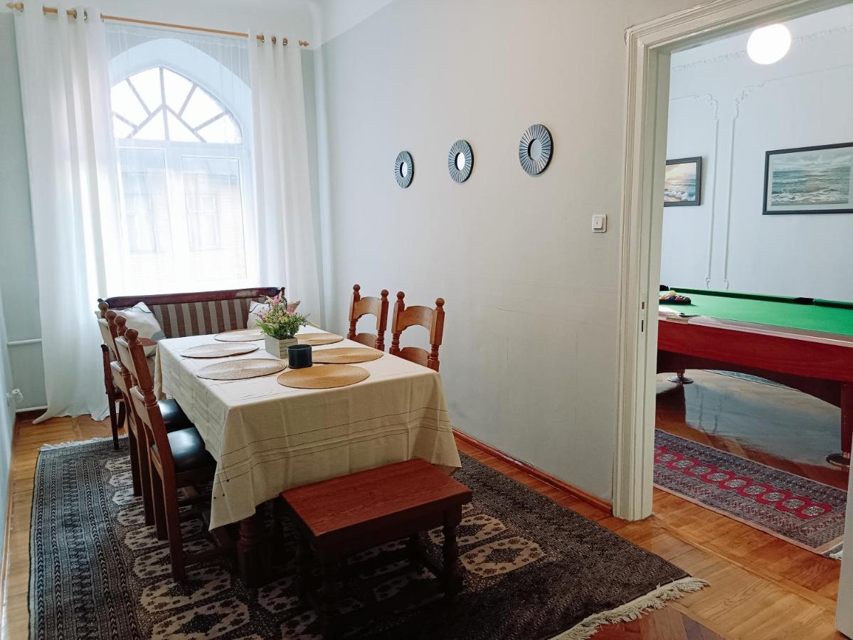Unique Spacious Classic 3 Bedroom Midtown Apartment ! Billiard Room ! リガ エクステリア 写真
