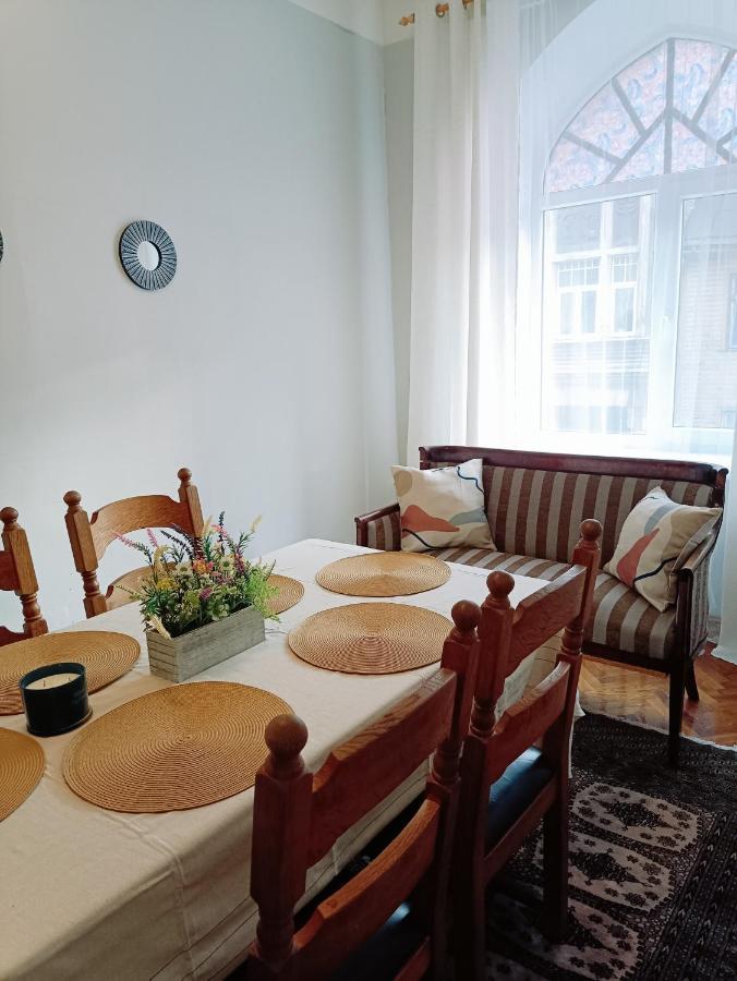 Unique Spacious Classic 3 Bedroom Midtown Apartment ! Billiard Room ! リガ エクステリア 写真