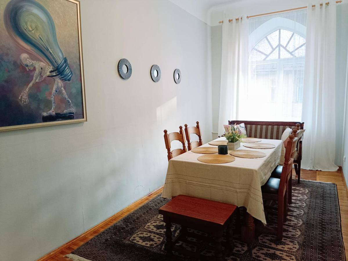 Unique Spacious Classic 3 Bedroom Midtown Apartment ! Billiard Room ! リガ エクステリア 写真