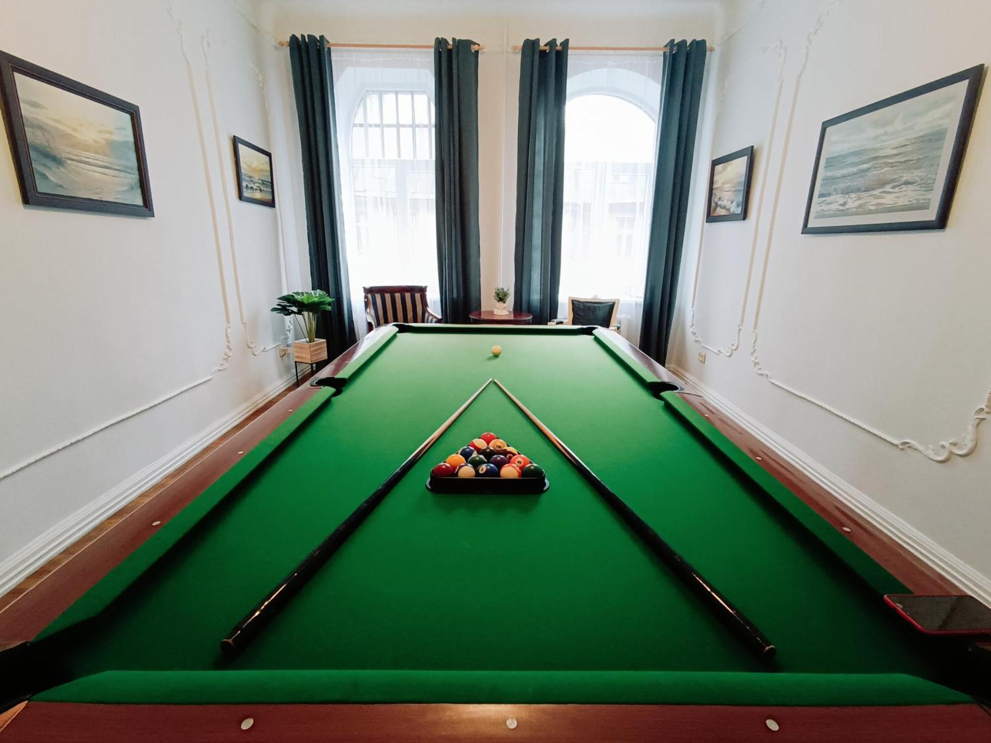 Unique Spacious Classic 3 Bedroom Midtown Apartment ! Billiard Room ! リガ 部屋 写真
